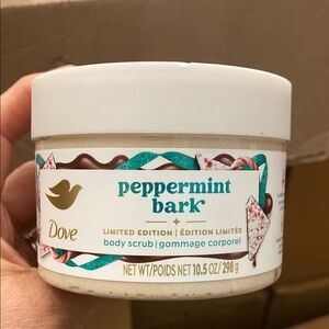 Dove Body Scrub in Peppermint Bark
